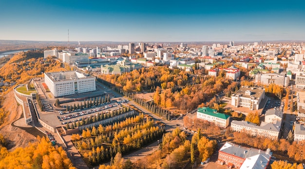 Widok z lotu ptaka na centralną dzielnicę i centrum miasta z budynkami administracyjnymi i rządowymi w malowniczej złotej jesieni