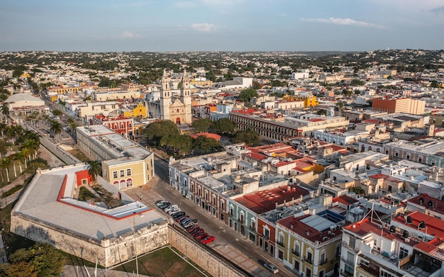 Widok z lotu ptaka na centrum Campeche w słoneczny dzień