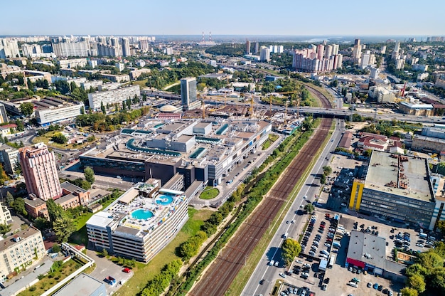 Widok z lotu ptaka na centrum handlowe na stacji Lybidska w Kijowie, stolicy Ukrainy przed wojną z Rosją