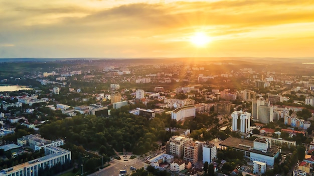 Widok z lotu ptaka na centrum Kiszyniowa Panorama wielu budynków dróg