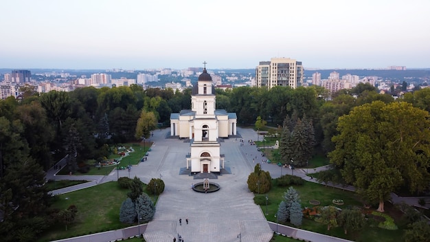 Widok z lotu ptaka na centrum Kiszyniowa. Panoramiczny widok na park centralny z zielonymi drzewami i wieloma spacerującymi ludźmi, katedrą, budynkami