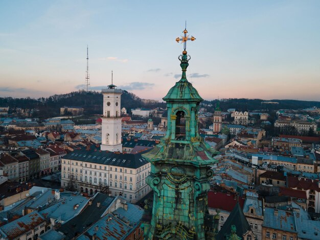 Widok z lotu ptaka na centrum Lwowa na przestrzeni kopii koncepcji podróży o zachodzie słońca