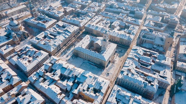 Widok z lotu ptaka na centrum Lwowa w ośnieżony zimowy słoneczny dzień