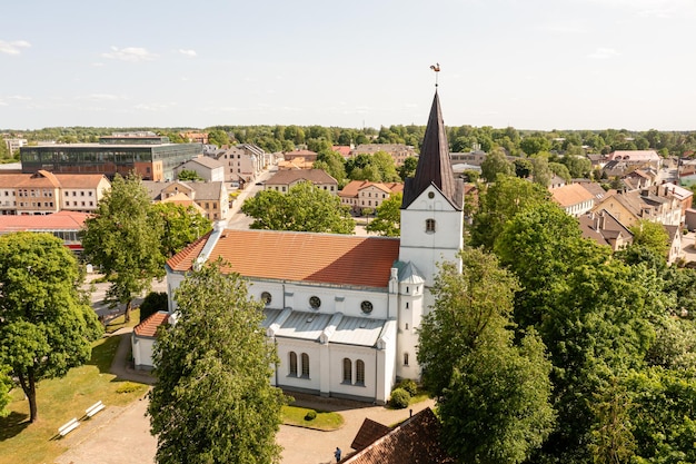 Widok z lotu ptaka na centrum miasta i kościół luterański Saldus Saldus Łotwa