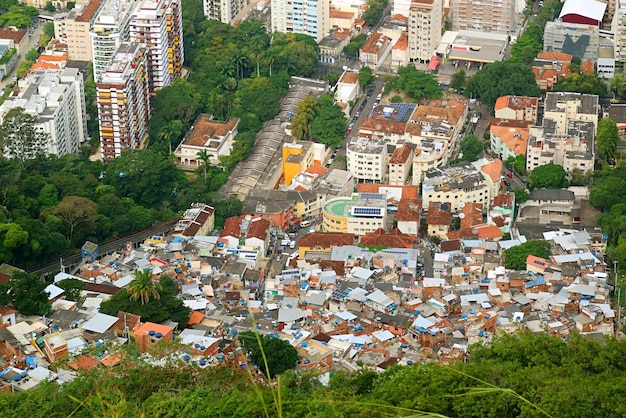 Widok z lotu ptaka na centrum Rio de Janeiro z obszarem Favela w Brazylii