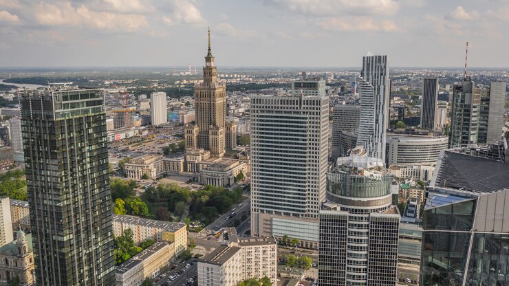 Widok z lotu ptaka na centrum Warszawy w słoneczny dzień