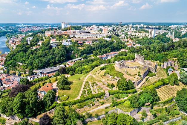 Widok z lotu ptaka na Chateau d'Epinal, zamek w departamencie Vosges we Francji