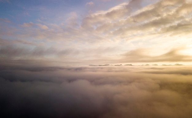 Widok z lotu ptaka na chmurę mgły i mgłę wiszącą nad bujnym tropikalnym lasem deszczowym po burzy