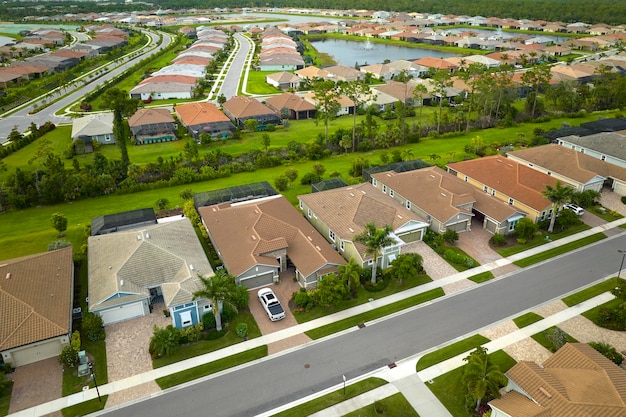 Widok z lotu ptaka na ciasno upakowane domy na Florydzie zamknięte kluby mieszkalne Domy rodzinne jako przykład rozwoju nieruchomości na amerykańskich przedmieściach