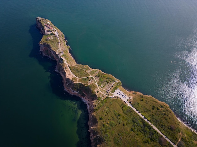 Widok z lotu ptaka na czarujący przylądek Kaliakra w Bułgarii Podziwiaj majestatyczne klify starożytnej fortecy i panoramiczne widoki na morze, które sprawiają, że ten nadmorski klejnot jest naprawdę urzekający