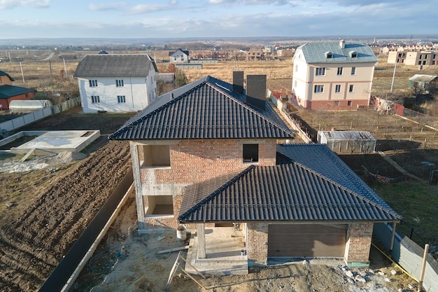 Widok z lotu ptaka na dach domu pokryty gontem ceramicznym Pokrycie dachówką budynku w budowie