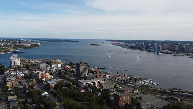 Widok z lotu ptaka na Dartmouth, port Halifax, Nowa Szkocja, Kanada pod błękitnym niebem