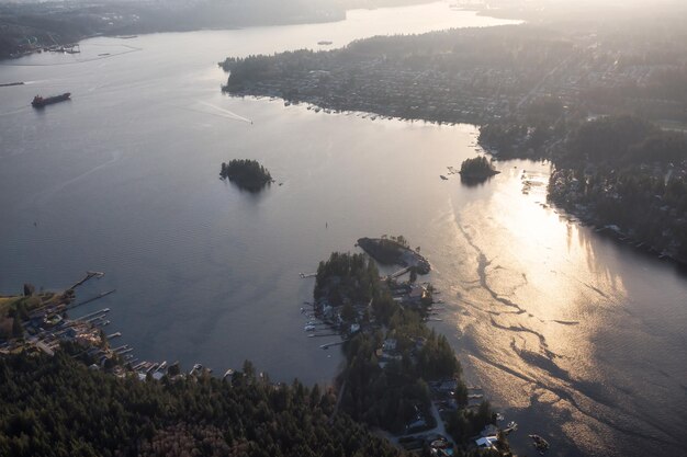 Widok z lotu ptaka na Deep Cove i Indian Arm podczas tętniącego życiem zachodu słońca