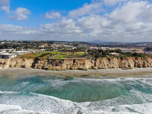 Widok z lotu ptaka na Del Mar North Beach, Kalifornia przybrzeżne klify i dom z niebieskim Oceanem Spokojnym