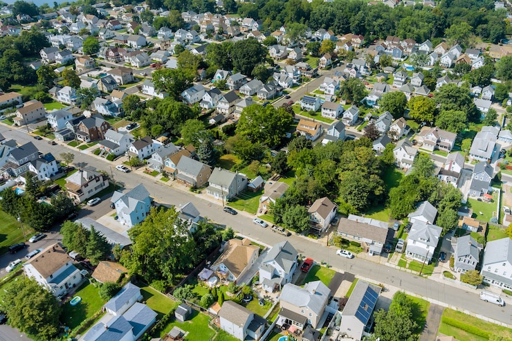Zdjęcie widok z lotu ptaka na domy jednorodzinne, dzielnicę mieszkaniową east brunswick w stanie new jersey
