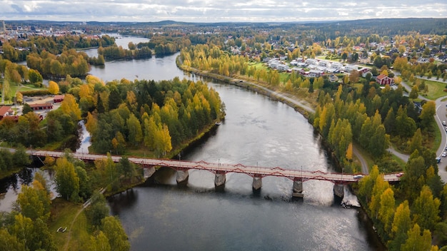 Widok z lotu ptaka na drewniany most Lejonstromsbron w Szwecji Skelleftea przecinający rzekę Skellefte