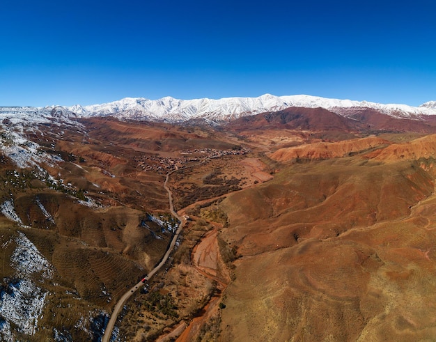 Widok z lotu ptaka na drodze w górach Atlas