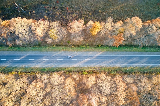 Widok Z Lotu Ptaka Na Drogę Międzymiastową Z Niewyraźnym, Szybkim, Przyjaznym Dla środowiska Samochodem Elektrycznym O Zachodzie Słońca Widok Z Góry Z Drona Ruchu Na Autostradzie Wieczorem