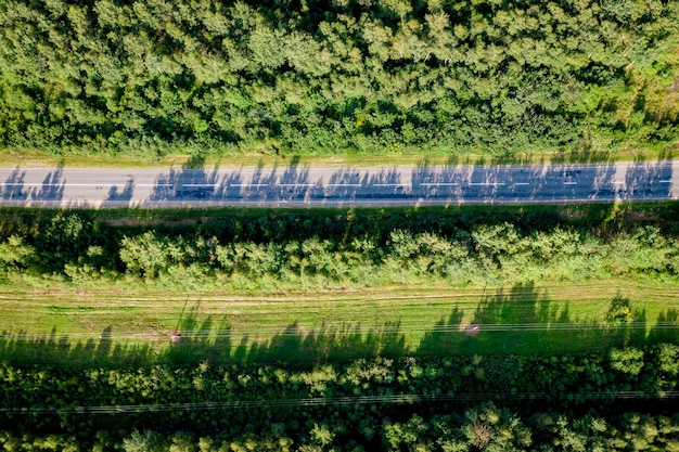 Widok Z Lotu Ptaka Na Drogę Wśród Lasu I Drzew.