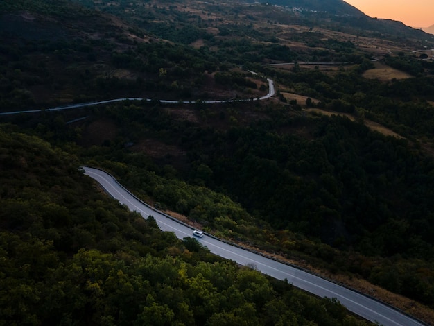 Widok z lotu ptaka na drogi w grecji w górach Tesalii