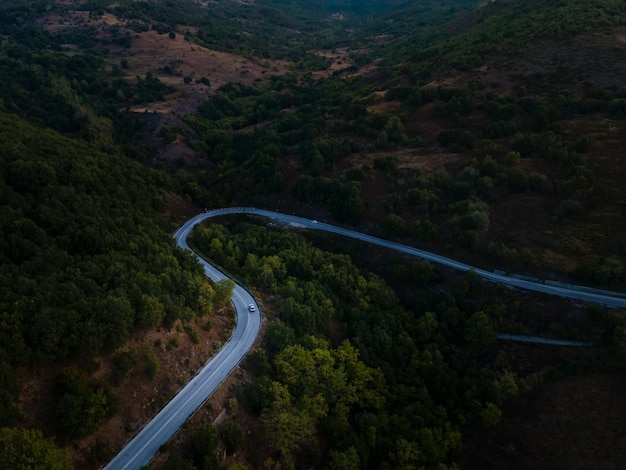 Widok z lotu ptaka na drogi w grecji w górach Tesalii