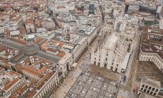 Widok z lotu ptaka na Duomo di Milano, Galleria Vittorio Emanuele II, Piazza del Duomo