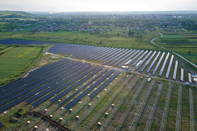 Widok z lotu ptaka na dużą elektrownię w budowie z wieloma rzędami paneli słonecznych na metalowej ramie do produkcji czystej energii elektrycznej Rozwój odnawialnych źródeł energii elektrycznej