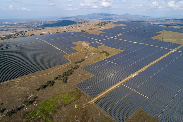 Widok z lotu ptaka na dużą farmę energii słonecznej dostarczającą energię odnawialną w Meksyku
