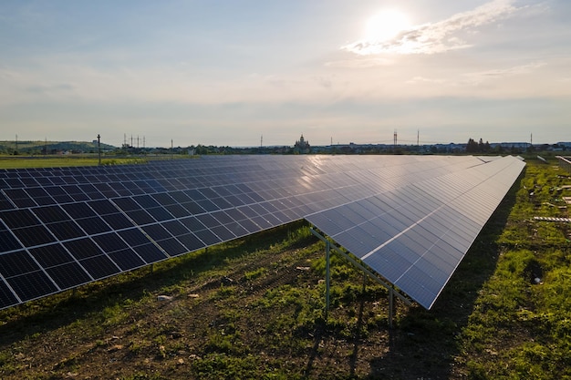 Widok Z Lotu Ptaka Na Dużą, Zrównoważoną Elektrownię Z Wieloma Rzędami Paneli Fotowoltaicznych Do Produkcji Czystej, Ekologicznej Energii Elektrycznej Odnawialna Energia Elektryczna Z Koncepcją Zerowej Emisji