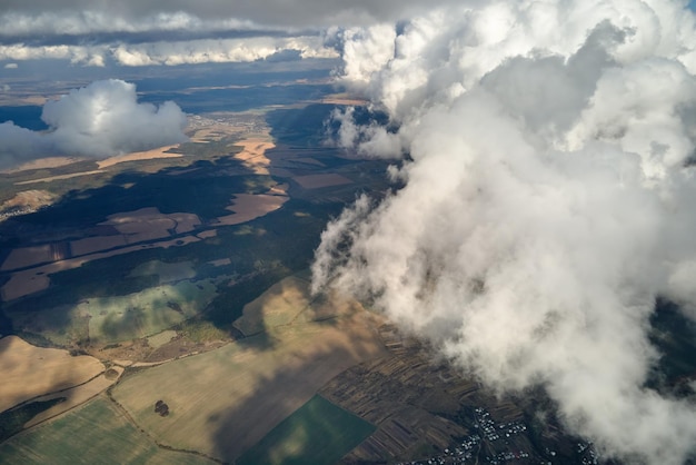 Zdjęcie widok z lotu ptaka na dużej wysokości ziemi pokrytej puszystymi cumulusami tworzącymi się przed burzą