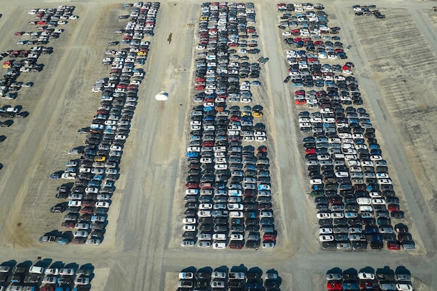 Widok z lotu ptaka na duży parking firmy sprzedającej aukcje z zaparkowanymi samochodami gotowymi do usług remarketingowych Sprzedaż pojazdów używanych