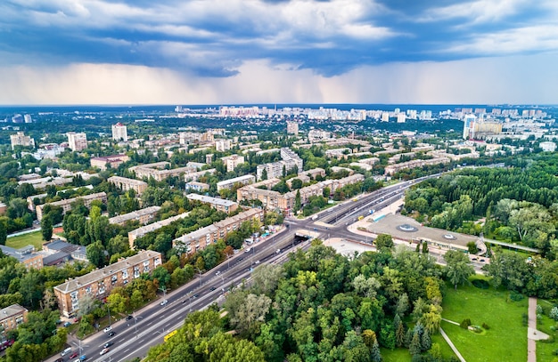 Widok z lotu ptaka na dzielnicę Dorohozhychi w Kijowie, stolicy Ukrainy