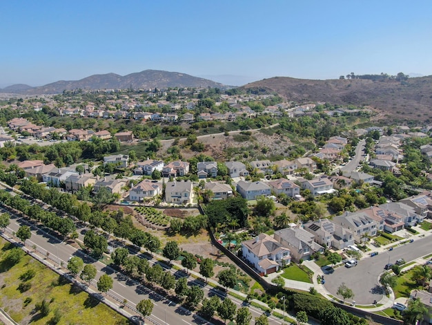Widok z lotu ptaka na dzielnicę klasy średniej z willami w południowej Kalifornii w USA