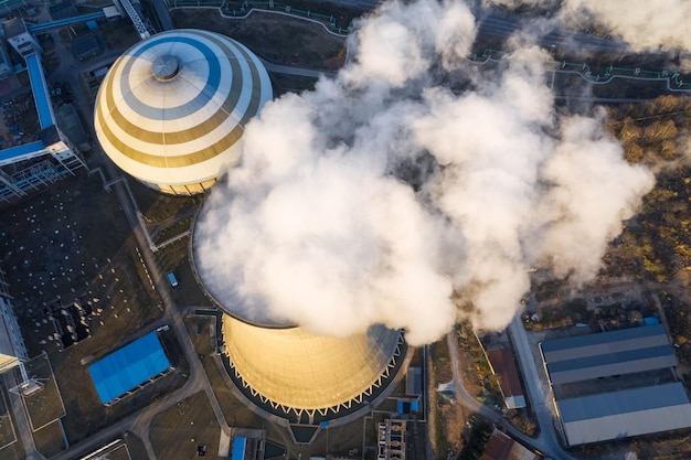 Zdjęcie widok z lotu ptaka na elektrownię cieplną i zbliżenie wieży chłodniczej