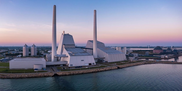 Widok z lotu ptaka na elektrownię. Jedna z najpiękniejszych i najbardziej ekologicznych elektrowni na świecie. Zielona energia ESG.