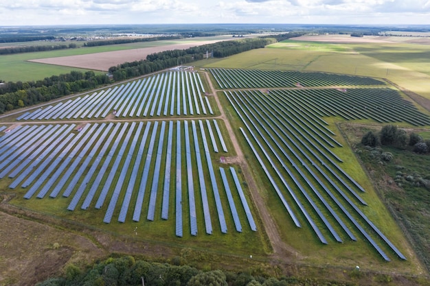 Widok z lotu ptaka na farmę paneli słonecznych Odnawialna energia słoneczna