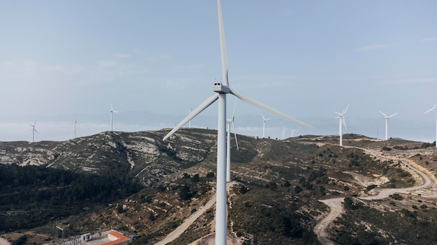 Widok z lotu ptaka na farmę wiatrową Turbiny wiatrowe Wiatraki Zielona i zrównoważona energia