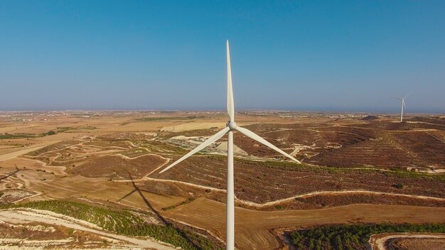 Widok z lotu ptaka na farmy wiatrowe na wzgórzach Cypru
