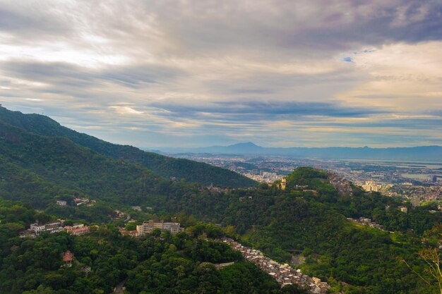 Widok z lotu ptaka na favelas i miasto rio de janeiro