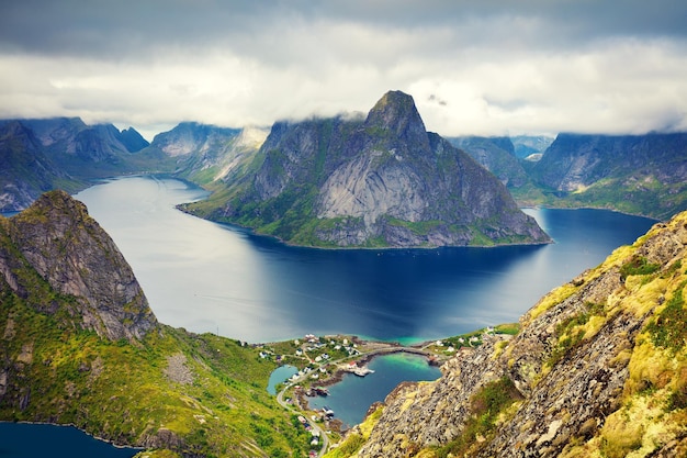 Widok z lotu ptaka na fiord z góry Reine Norway Piękna przyroda