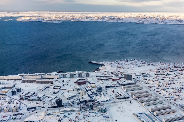 Widok z lotu ptaka na fiordy i śnieżne ulice stolicy Grenlandii, miasta Nuuk, Grenlandii