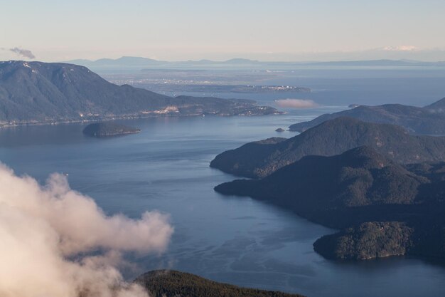 Widok z lotu ptaka na Gambier Bowen i wyspę Bowyer w Howe Sound