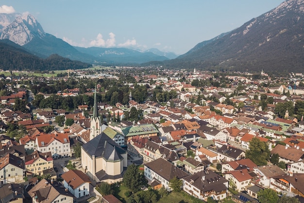 Widok z lotu ptaka na Garmisch-Partenkirchen w okresie letnim