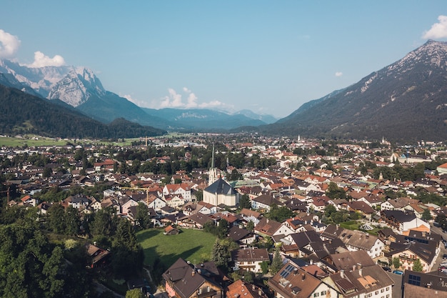 Widok z lotu ptaka na Garmisch-Partenkirchen w okresie letnim