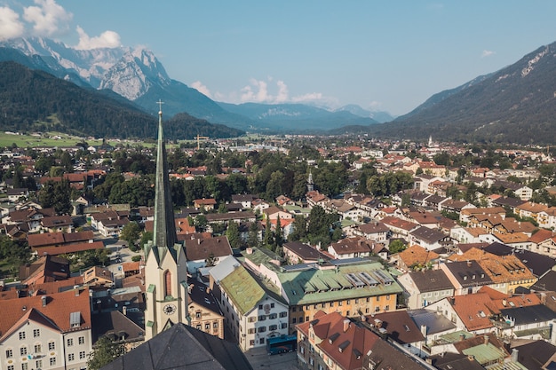 Widok z lotu ptaka na Garmisch-Partenkirchen w okresie letnim
