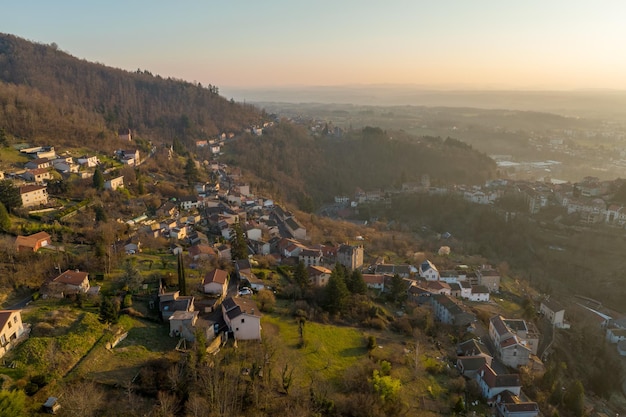 Widok z lotu ptaka na gęste zabytkowe centrum miasta Thiers w departamencie PuydeDome regionu AuvergneRhoneAlpes we Francji Dachy starych budynków i wąskie uliczki o zachodzie słońca