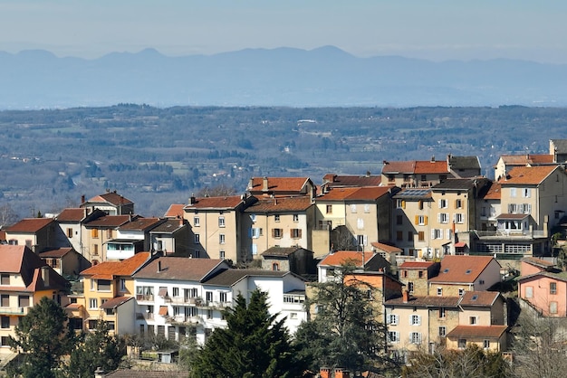 Widok Z Lotu Ptaka Na Gęste Zabytkowe Centrum Miasta Thiers W Departamencie Puydedome Regionu Auvergnerhonealpes We Francji Dachy Starych Budynków I Wąskie Uliczki