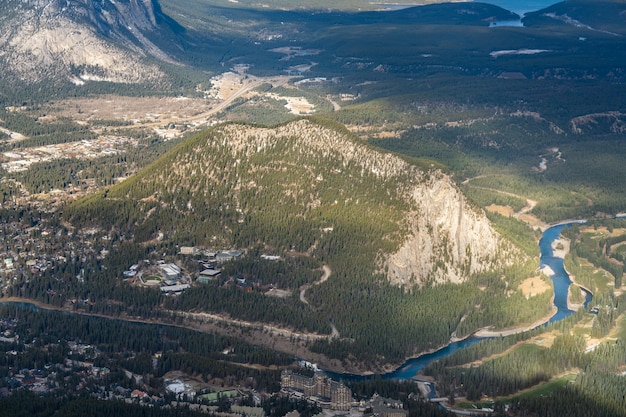 Widok z lotu ptaka na górę tunelową i miasto Banff Banff National Park Canadian Rockies Canada