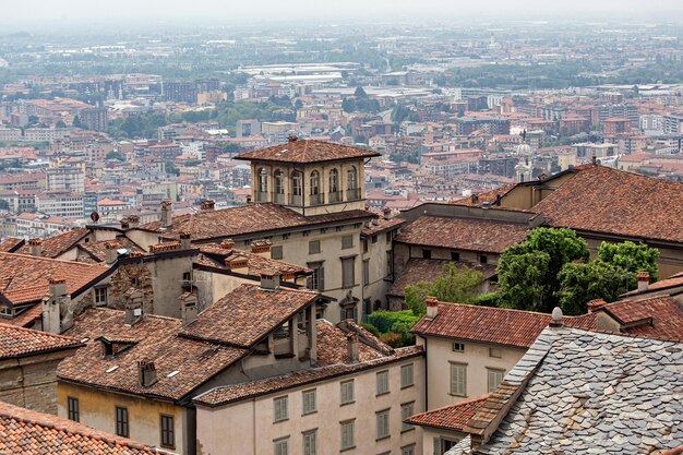 Widok z lotu ptaka na górne miasto Citta Alta w Bergamo we Włoszech