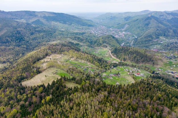 Widok z lotu ptaka na górskie miasto Jaremcze z góry zielonych Karpat